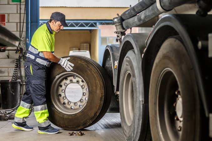 How Truck Wreckers Make Commercial Vehicle Repairs Easier