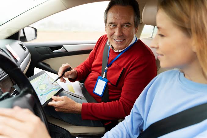 The Benefits of Taking Driving Lessons With a Qualified Instructor